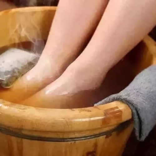 Bí Quyết Ngâm Chân Chữa Mất Ngủ Hiệu Quả Từ Y Học Cổ Truyền